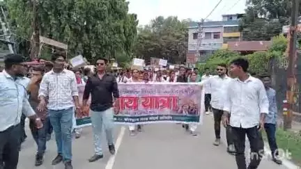 चाईबासा: कोल्हान छात्र संघर्ष समिति ने कॉलेज में इंटर की पढ़ाई बंद करने के विरोध में निकाली न्याय यात्रा