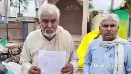 कर्वी: रैपुरा के अतरौली गांव में महिला की मौत मामले में पति और ससुरालियों की गिरफ्तारी की मांग लेकर परिजन पहुंचे एसपी कार्यालय