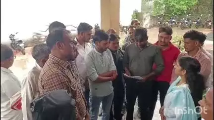 सरदारपुर: सरदारपुर में युवक कांग्रेस और एनएसयूआई ने एसडीएम को सौंपा ज्ञापन, सीएम राइज स्कूल की शिक्षिका पर मामला दर्ज करने की मांग
