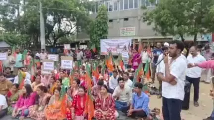 লংকা: গোলাঘাটত মুখ্যমন্ত্ৰী হিমন্ত বিশ্ব শৰ্মাৰ কনভয়লৈ পানীৰ বটল নিক্ষেপ কৰাক লৈ লংকাত বিজেপি কৰ্মীৰ প্ৰতিবাদ