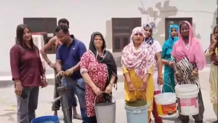 गोकुलधाम कॉलोनी में पेयजल की मांग को लेकर खाली बर्तनों के साथ किया प्रदर्शन