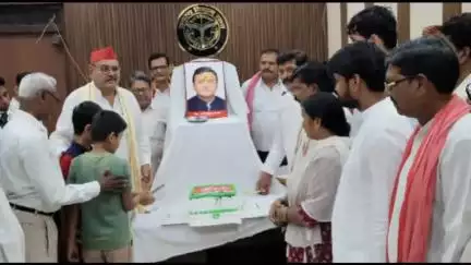 बबेरू: बबेरू विधायक के नेतृत्व में पूर्व मुख्यमंत्री अखिलेश यादव के जन्मदिन पर सीएचसी बबेरू में मरीजों को किया गया वितरण