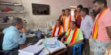ಬೇಲೂರು: ಪಟ್ಟಣದ ಕಾರ್ಮಿಕ ಇಲಾಖೆಯಲ್ಲಿ ಕಾರ್ಮಿಕರಿಗೆ ಸ್ಪಂದಿಸದ ಅಧಿಕಾರಿಗಳಿಗೆ ಕರವೇ ಕಾರ್ಯಕರ್ತರು ಕ್ಲಾಸ್