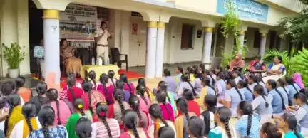 కొండపి: సింగరాయకొండ జూనియర్ కళాశాలలో విద్యార్థినిలకు పలు నేరాలపై అవగాహన కల్పించిన ఎస్ఐ మహేంద్ర