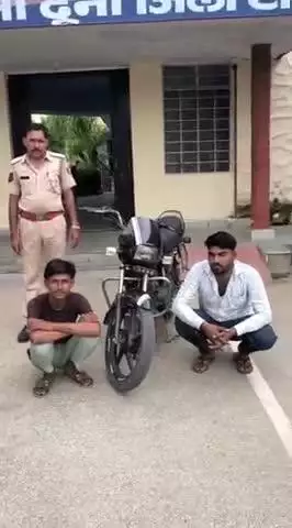 चोरी की एक मोटरसाईकिल बरामद व दो मुल्जिम गिरफ्तार