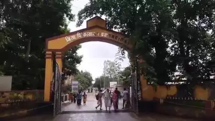 प्रतापगढ़: जिला चिकित्सालय में डॉक्टर्स डे पर 80 में से 20 डॉक्टर, जिनमें से दो अगले चार महीनों में रिटायर, फिर कौन देखेगा मरीज