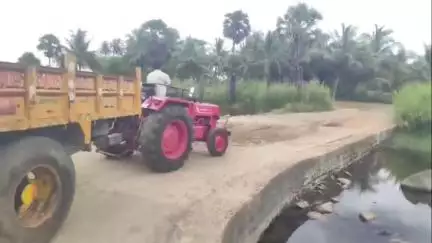 ஊத்தங்கரை: மழை பெய்தால் 3 நாட்கள் பாதை இல்லை - சேதமடைந்த கொரட்டியாறு தரைப்பாலத்தை அகற்றிவிட்டு புதிய பாலம் கட்டி தர கோரிக்கை #localissue
