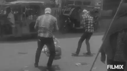 मुरैना नगर: बेरियल चौराहे पर एक व्यक्ति के साथ मारपीट करने का वीडियो हुआ था वायरल, पुलिस ने 2 आरोपियों को गिरफ़्तार कर निकाला जुलूस