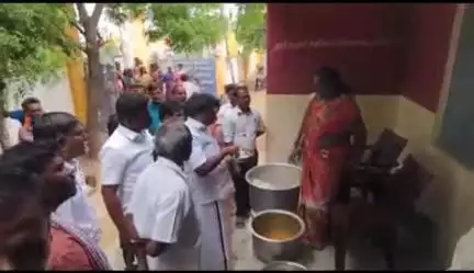 ஆலத்தூர்: "என்னம்மா நல்லா சமைக்கிறீங்களா" - புது அம்மாபாளையம் பள்ளியில் சத்துணவு சாப்பிட்டு பார்த்து பிரபாகரன் MLA ஆய்வு