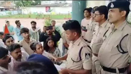 सिंगरौली: ABVP ने बैढ़न थाने का किया घेराव, कॉलेज के बाहर छेड़छाड़ व अतिक्रमण की शिकायत कर CSP को दिया ज्ञापन