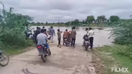 मुरैना: कुरई नदी पर बने राफ्ट से ग्रामीण जान जोखिम में डालकर सड़क पार कर रहे, वीडियो वायरल, प्रशासन लापरवाह