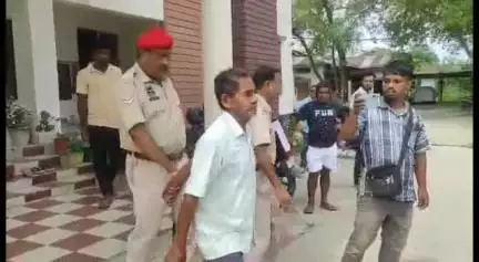 সৰ্থেবাৰী: সৰ্থেবাৰীৰ আমৃখোৱাত বিহ দি শ শ কপৌ চৰাই হত্যা কৰা নৃপেন ডেকাক গ্ৰেপ্তাৰ কৰি আদালতত হাজিৰ কৰায় আৰক্ষীয়ে