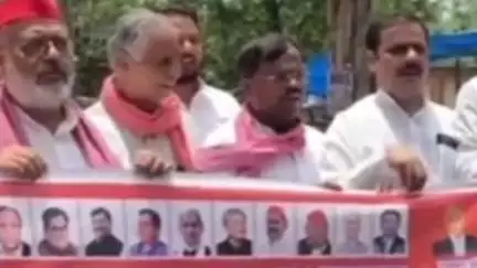 सपा के राष्ट्रीय अध्यक्ष अखिलेश यादव के 52वें जन्मदिन पर 14 पीर की मजार पर कार्यकर्ताओं ने चढ़ाई चादर, मांगी दुआ