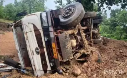 गोंदिया: शिक्षकांनी वाचविले टिप्पर चालकाचे प्राण, परसोडी ते गडेगाव मार्गावर रेतीने भरलेला टिप्पर रस्त्याच्या कडेला पलटला
