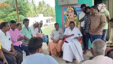 நாட்றாம்பள்ளி: 'ஓரணியில் தமிழ்நாடு' என்ற புதிய இணையவழி செயற்கைக்கான விண்ணப்ப படிவத்தினை கொத்தூர் பகுதியில் வழங்கிய மாவட்ட சேர்மன்