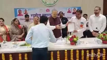 राजनांदगांव: जिला पंचायत सभा कक्ष में विधानसभा अध्यक्ष द्वारा नियुक्ति प्रमाण पत्र का किया गया वितरण