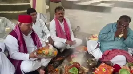 गुप्तार घाट पर सपा सांसद अवधेश प्रसाद ने अखिलेश यादव के जन्मदिन पर किया हवन