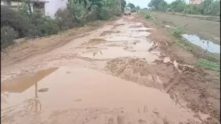 मुंगेली: जिले के नगर पंचायत जरहागांव में सड़क की स्थिति हुई खराब, लोगों को आवागमन करने में हो रही है परेशानी #jansamasya