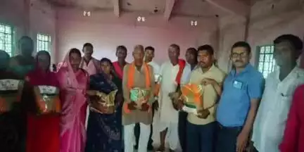 चिनिया: चिनियां प्रखंड कार्यालय परिसर में किसानों को किया गया बीज का वितरण