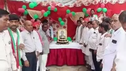 हाथरस: शहर के गड्ढा मोहल्ला सादाबाद गेट में सपा कार्यकर्ताओं ने 52 किलो का केक काटकर मनाया पूर्व CM अखिलेश यादव का जन्मदिन