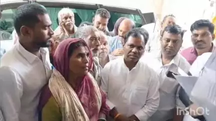 धार: ग्रामीणों के साथ कलेक्टर कार्यालय पहुंचे पूर्व विधायक पंचलाल मेडा,  आदिवासियों की ज़मीन अधिग्रहण पर जताया विरोध