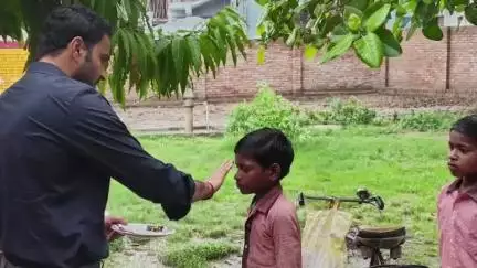मंझनपुर: जिले में नए शैक्षणिक सत्र की शुरुआत पर जिलाधिकारी ने छात्रों का स्कूल में किया स्वागत