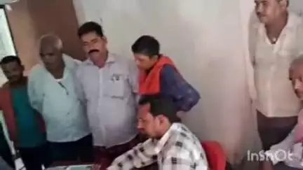 नावकोठी: पहसारा के वार्ड नंबर 8 और 12 में बिजली के लो वोल्टेज से उपभोक्ता परेशान, ग्रामीणों ने जेई को दिया आवेदन
