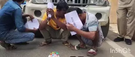 গুৱাহাটী: কামাখ্যা গেইটৰ দুৰ্গা সৰোবৰ যোৱা পথত ১৩টা কণ্টেইনাৰত ড্ৰাগছ জব্দ, জালুকবাৰী আৰক্ষীয়ে আটক কৰে ৪টা ড্ৰাগছ সৰবৰাহকাৰীক