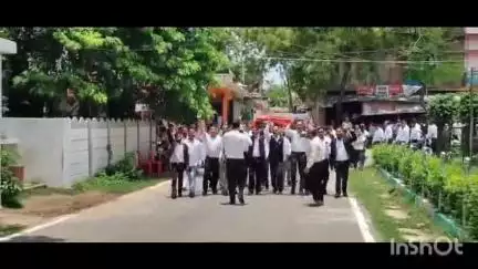 बलरामपुर: रजिस्ट्री ऑफिस स्थानांतरण के विरोध में अधिवक्ताओं ने कलेक्ट्रेट में किया प्रदर्शन