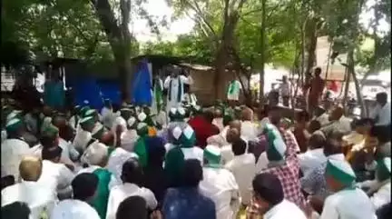 फर्रुखाबाद: ग्राम वराकेशव में चकबंदी प्रक्रिया के विरोध में भाकियू टिकैत ने फतेहगढ़ कलेक्ट्रेट में अनिश्चितकाल धरने पर बैठी