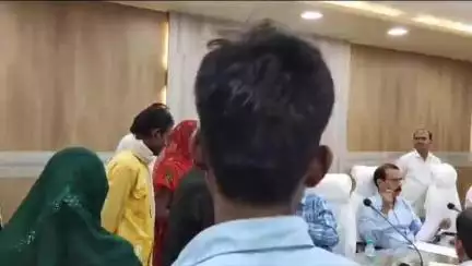सिंगरौली: कलेक्टर की जन सुनवाई में 146 लोगों ने दिया आवेदन, कई आवेदनों का कलेक्टर ने कराया निराकरण