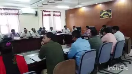 प्रतापगढ़: जिला कलक्टर ने मिनी सचिवालय में साप्ताहिक समीक्षा बैठक ली