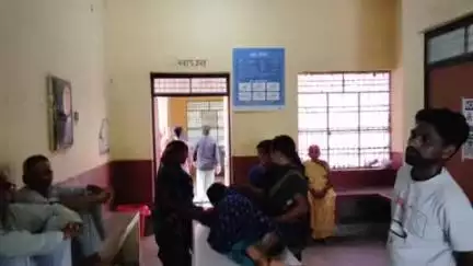 मधुबन: अम्मा भेलऊर निवासी महिला तख्ता गिरने से गंभीर रूप से घायल, किया गया रेफर