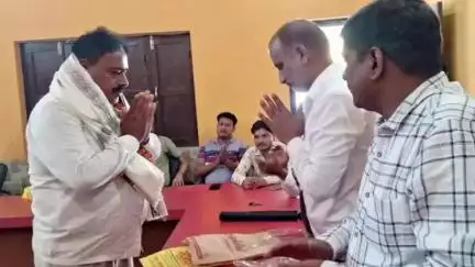 नौतनवा: नगर पालिका नौतनवा में नपा कर्मी के सेवानिवृत्त होने पर विदाई समारोह का हुआ आयोजन