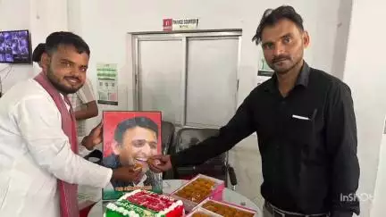 चायल: चायल में सपा कार्यकर्ताओं ने राष्ट्रीय अध्यक्ष अखिलेश यादव का 52वां जन्मदिन मनाया, केक काटकर बांटे लड्डू