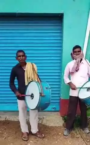 अरियरी: ताड़ापर गांव में बलात्कार के आरोपी के घर ढोल-नगाड़े के साथ इश्तेहार चस्पा, कुर्की की चेतावनी