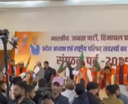 स्पीति: भाजपा प्रदेश अध्यक्ष की घोषणा को लेकर शिमला में आयोजित समारोह में लाहौल स्पीति के पूर्व विधायक रवि ठाकुर ने भी लिया भाग