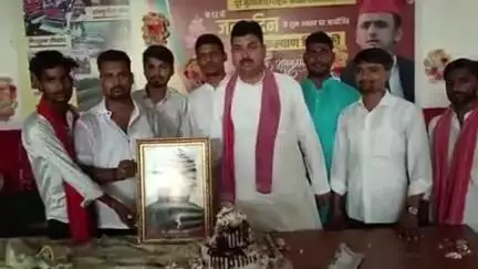 खलीलाबाद: सपा कार्यालय पर यूपी के पूर्व मुख्यमंत्री अखिलेश यादव का जन्मदिन सपा कार्यकर्ताओं ने धूमधाम के साथ मनाया