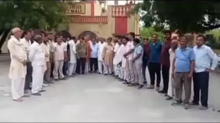 सतनाली: सतनाली रेलवे स्टेशन पर ट्रेनों का ठहराव न होने से नाराज़ लोगों ने महाप्रबंधक को सौंपा ज्ञापन