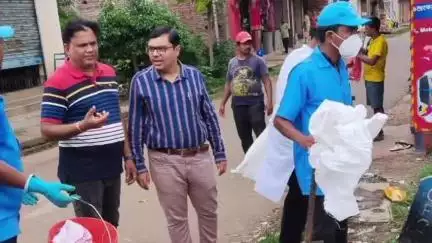 গড়বেতা ৩: চন্দ্রকোনা রোড BDO প্লাস্টিক দান করুন বলে বেড়াচ্ছেন এলাকায়, কিন্তু কেন!