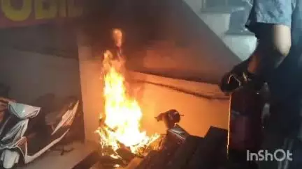 सासाराम: सासाराम करहगर मोड़ के पास स्कूटी की बैटरी फटने से लगी आग