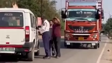 रायगढ़: रात के अंधेरे में शहर में घुसे भारी वाहनों पर यातायात पुलिस ने की कार्रवाई, 150 चालकों से ₹3 लाख की चलानी कार्यवाही