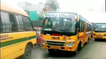 పలమనేరు: పట్టణం గుడియాత్తం రోడ్డు నందు ఎక్కడికక్కడ స్ట్రక్ అయిపోయిన ట్రాఫిక్, ఇబ్బందులు ఎదుర్కొన్న ప్రయాణికులు
