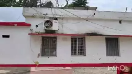 अकबरपुर: अकबरपुर अंचल कार्यालय की छत से टपक रहा पानी, कंप्यूटर और फाइलें बचाने में जुटे कर्मचारी