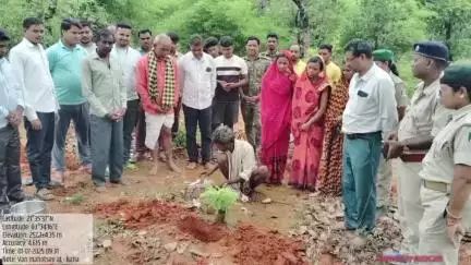 ଅମ୍ବାଭୋନା: କର୍ଲା ସ୍କୁଲ ପରସର ଓ ଗ୍ରାମର ଅନ୍ଯାନ୍ଯ ଅଂଚଲରେ ଆଜି ବୃକ୍ଷରୋପଣ କରାଯାଇ ହୀରାକୁଦ ବନ୍ୟପ୍ରାଣୀ ଡିଭିଜନ ଲଖନପୁର ତରଫରୁ ବନ ମହୋତ୍ସବ ପାଲିତ
