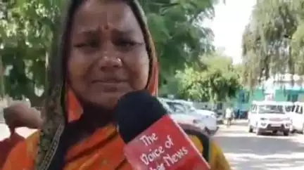 डुमरा: कोरा खरगी में बदमाशों ने महिला को पीटा, घर से किया बेघर, पीड़िता ने एसपी से न्याय की गुहार लगाई