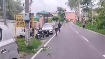 बंगाणा: बंगाणा में सड़क किनारे नालियों की सफाई में जुटा लोक निर्माण विभाग, जलभराव रोकने के लिए संभाला मोर्चा