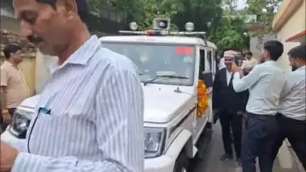 अमेठी: एसडीएम आशीष सिंह ने अमेठी में अपनी गाड़ी से स्टेनो दयाशंकर शुक्ला को उनके घर पहुंचाया