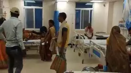 मधुबनी: सदर अस्पताल के इमरजेंसी वार्ड में AC और पंखा खराब होने से मरीज परेशान