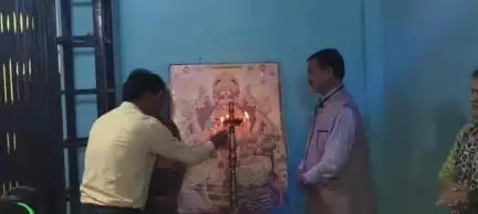 पौड़ी: लोक नृत्य कार्यशाला का शुभारंभ रामलीला मैदान में अनिल बिष्ट और लोक गायक मनोज रावत अंजुल ने दीप प्रज्वलित कर किया